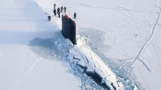 Submarino estadounidense atravesando el mar helado en el Polo Norte.