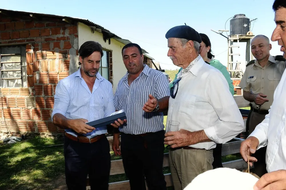 Luis Lacalle Pou habla con los vecinos que impulsaron la obra