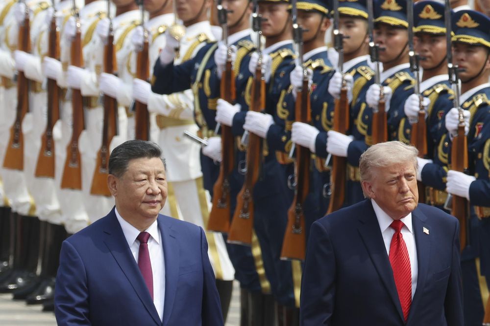 El presidente chino Xi Jinping inspecciona una guardia de honor junto al presidente estadounidense Donald Trump durante una ceremonia de bienvenida en el Gran Salón del Pueblo en Pekín, China.