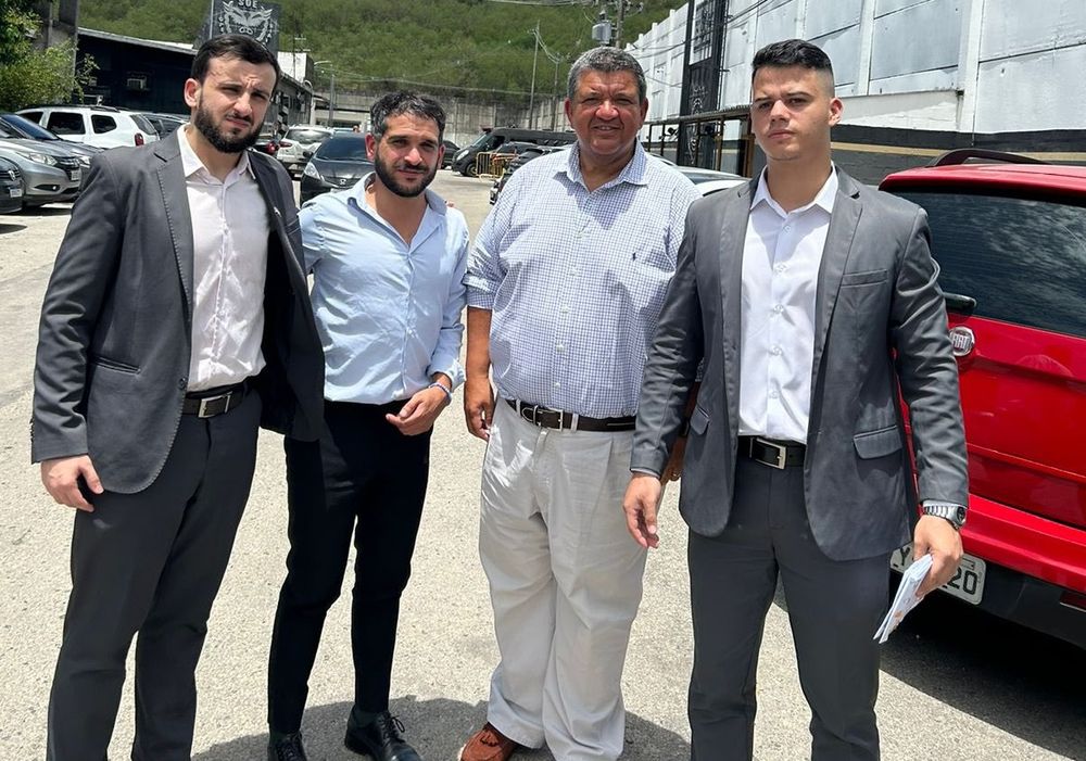 Rodrigo Rey y Jorge Barrera, abogados de los hinchas detenidos en Brasil, afuera de la cárcel de Bangú