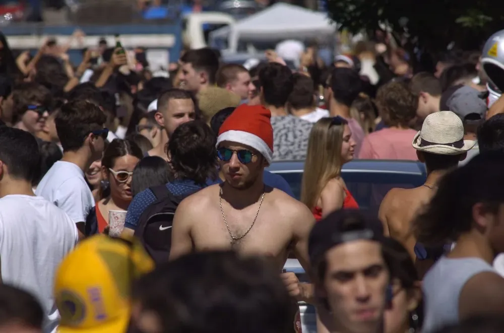 Fiesta de noche buena al mediodía en 2018; en 2020 las fiestas se vivieron con limitantes al derecho de reunión