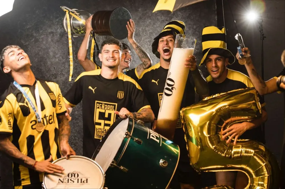 Facundo Torres, Agustín Álvarez Martínez, Ignacio Laquintana -con la copa-, Jesús Trindade y Edgar Elizalde, celebran el título del Uruguayo conseguido