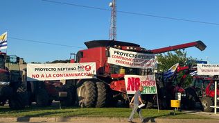 Manifestación afuera del club donde se realiza la audiencia pública por Arazatí