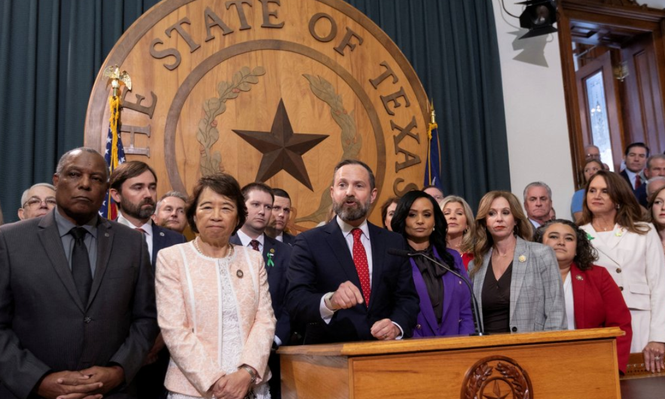 El portavoz de la legislatura de Texas y otros representantes republicanos. El portavoz de la legislatura de Texas y otros representantes republicanos.