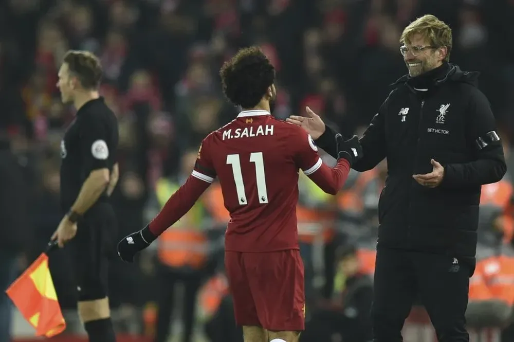 Salah, que anotó el cuarto gol de Liverpool, festeja con Klopp