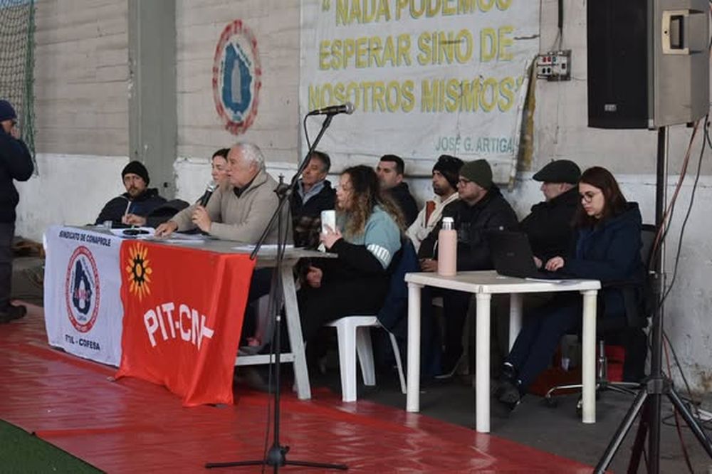 Conaprole: reunión de trabajadores que integran la AOEC este jueves 24 en la sede del sindicato.