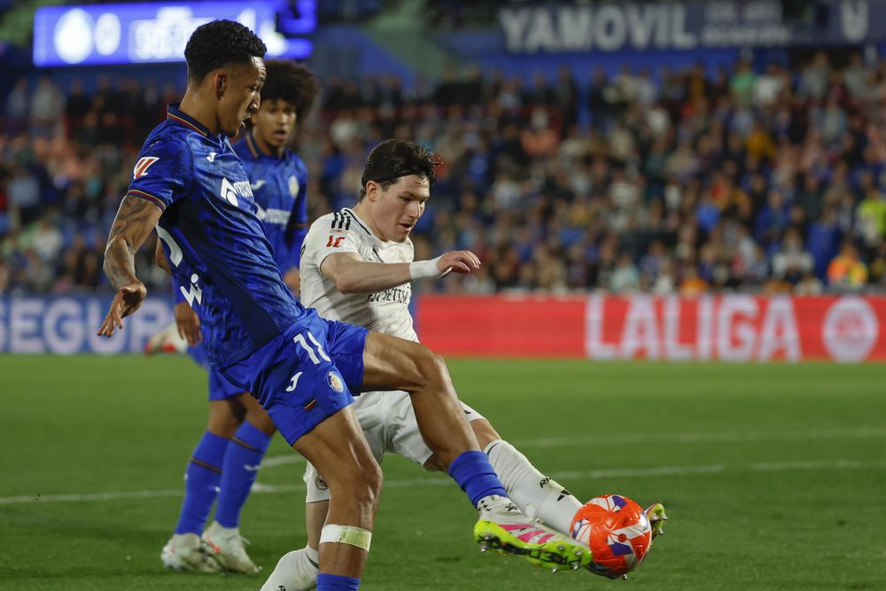 El defensa del Real Madrid, Fran García (d), disputa el balón ante el delantero uruguayo del Getafe, Álvaro Rodríguez El defensa del Real Madrid, Fran García (d), disputa el balón ante el delantero uruguayo del Getafe, Álvaro Rodríguez
