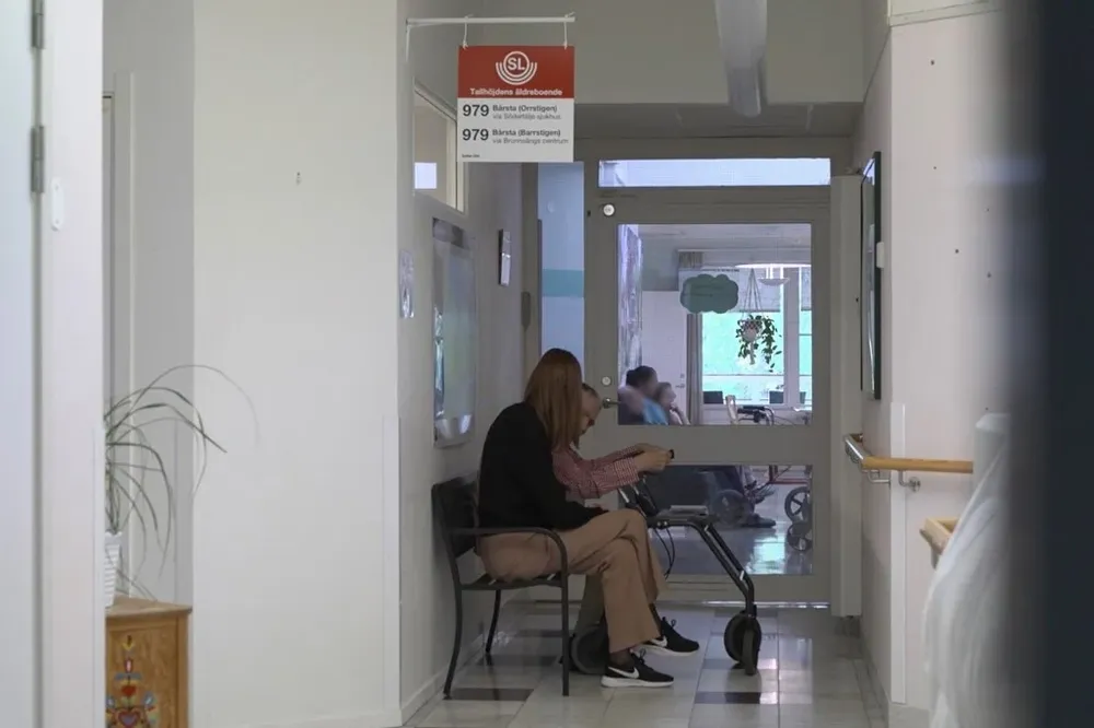 Una parada en el pasillo del hogar de ancianos Tallhojden en Sodertalje, cerca de Estocolmo.