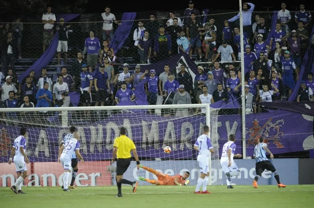 Guillermo Reyes evita la caída de su arco en Defensor Sporting-Gremio