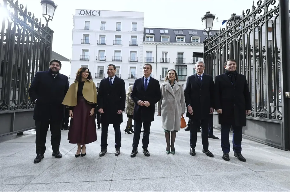El presidente de la Región de Murcia, Fernando López Miras; la presidenta de la Comunidad de Madrid, Isabel Díaz Ayuso; el presidente de la Junta de Andalucía, Juanma Moreno; el presidente del Partido Popular, Alberto Núñez Feijóo; la secretaria general del PP, Cuca Gamarra; el presidente de la Xunta de Galicia, Alfonso Rueda, y el presidente de la Junta de Castilla y León, Alfonso Fernández Mañueco, posan a su llegada al acto de homenaje a la Constitución.