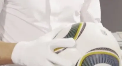 Diego Forlán se reencontró con la pelota Jabulani, con la que hizo cinco goles en el Mundial de Sudáfrica 2010