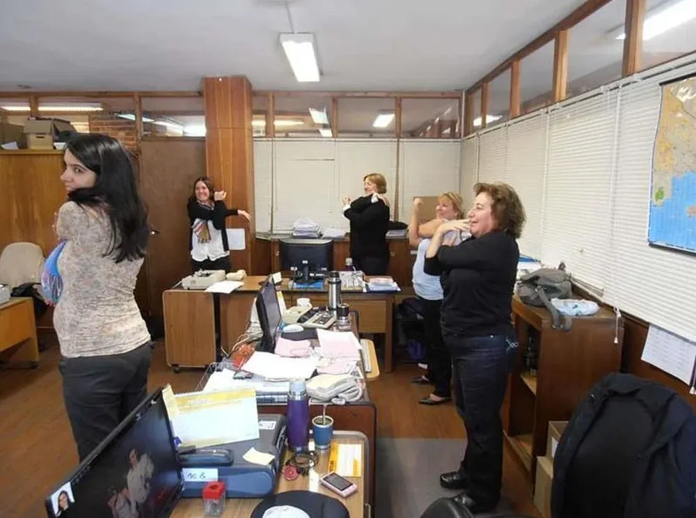 Empleadas de UCM durante una sesión dictada por Workgym