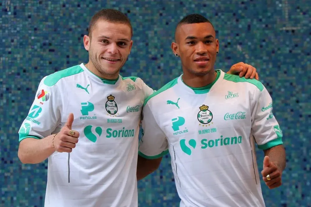 Jonathan Rodríguez con la camiseta de Santos Laguna, su nuevo club