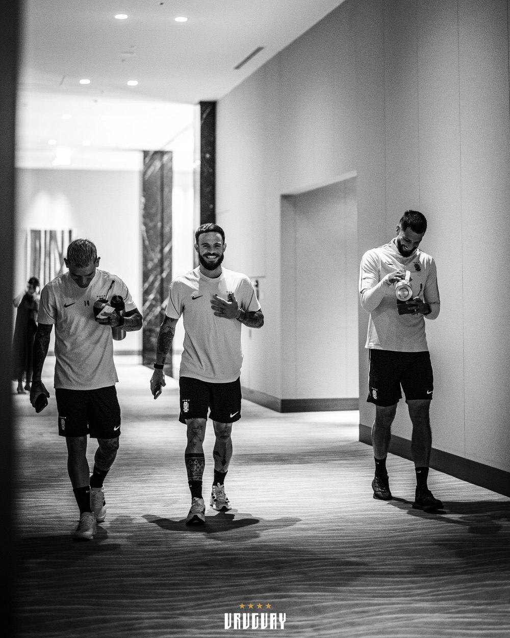 Lucas Torreira, Nahitan Nández y Rodrigo Bentancur con la selección uruguaya en Japón