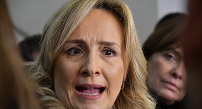 laura raffo a gabriel oddone: ahora, cuando se pone el traje politico, dice no es el fin del mundo