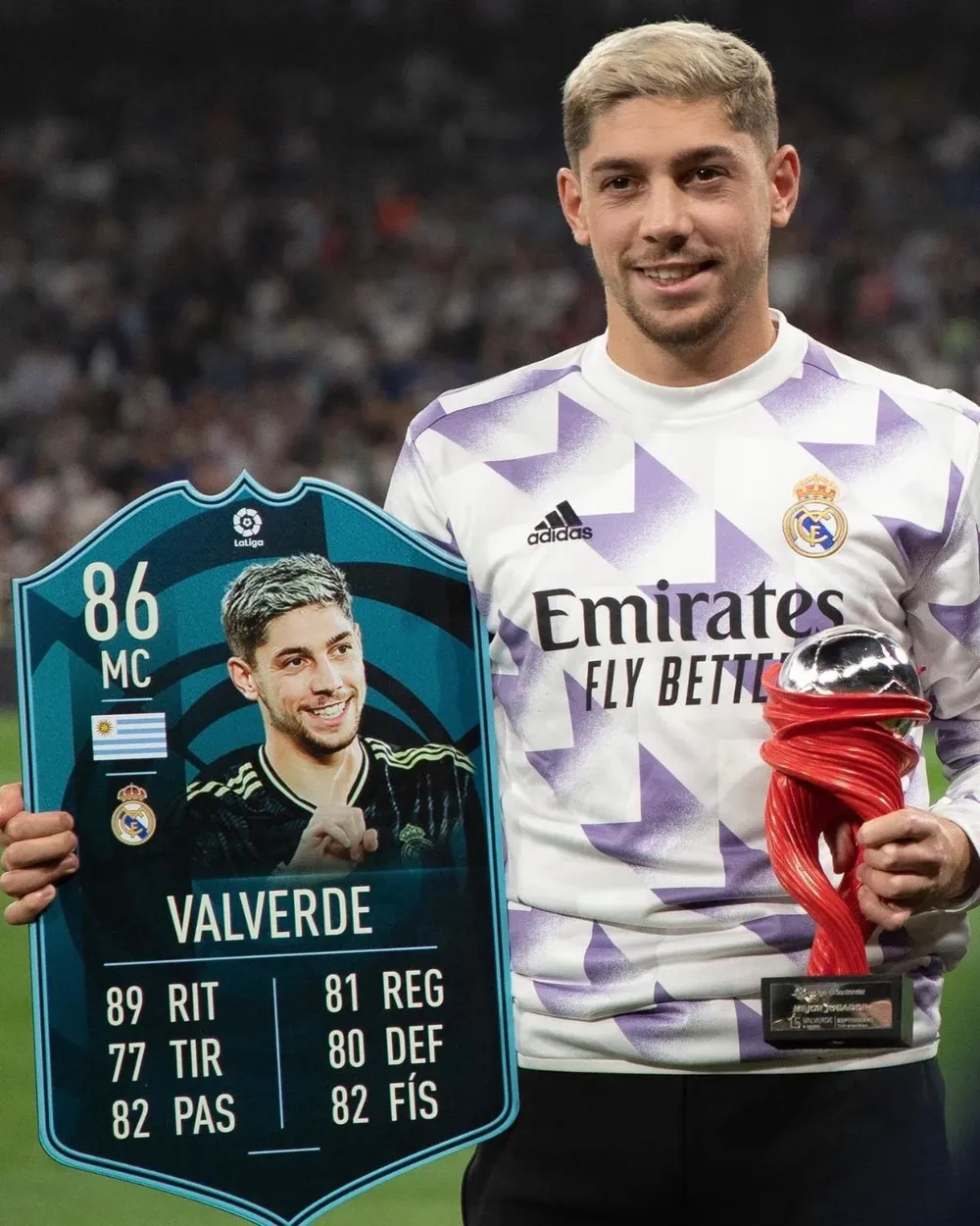 Federico Valverde recibió el premio al mejor jugador de setiembre por parte de LaLiga y lo mostró a todo el Santiago Bernabéu