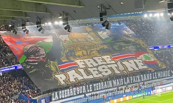 La bandera pro palestina y anti israelí que exhibieron los ultras del PSG en París.