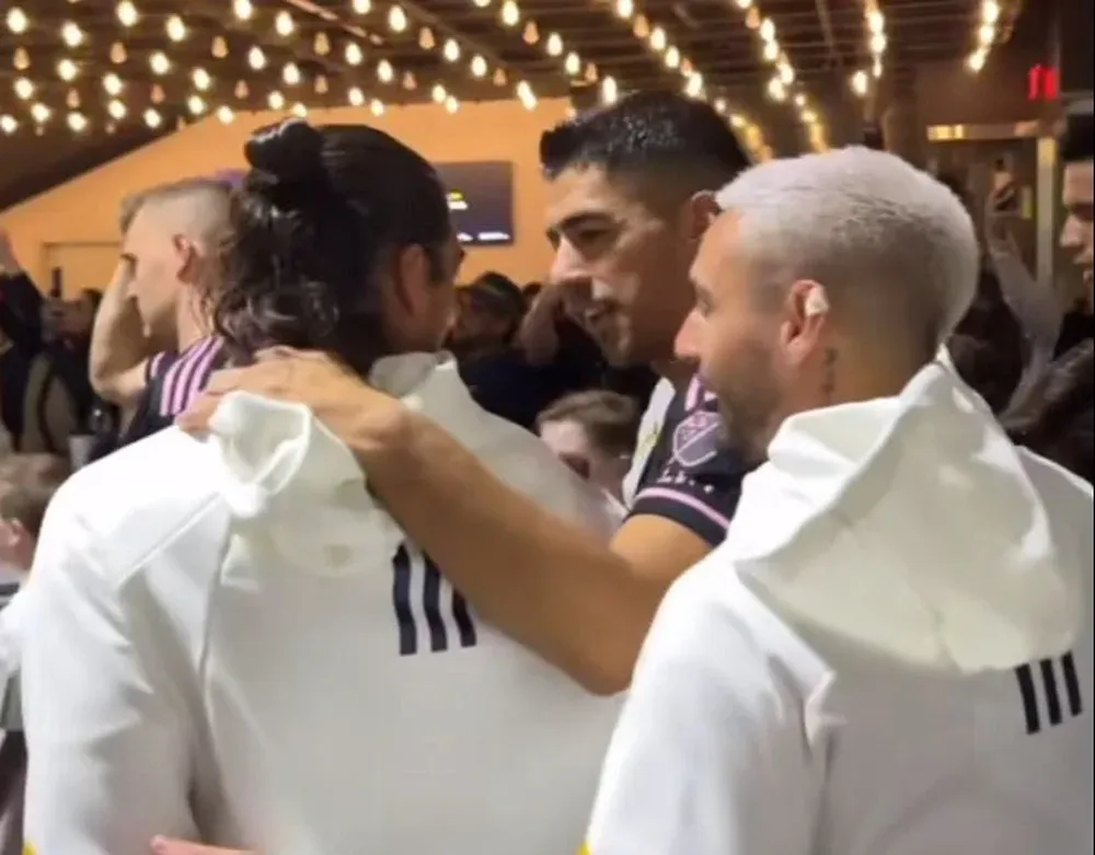 El abrazo de Suárez y Cáceres