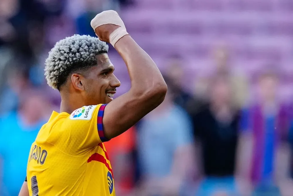 Ronald Araujo celebra la victoria de Barcelona ante Atlético de Madrid