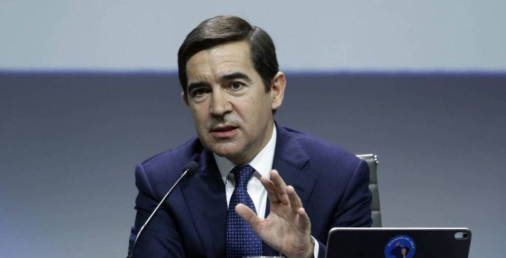 Carlos Torres, presidente del BBVA, está haciendo todo lo necesario para quedarse con el Sabadell. Mientras se ocupa del frente de los accionistas, necesita prever la respuesta regulatoria. Y hasta ahora está claro que Sánchez es donde todo acaba.