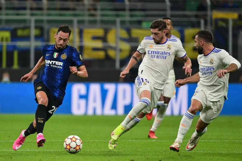 Valverde marca a Hakan Calhanoglu