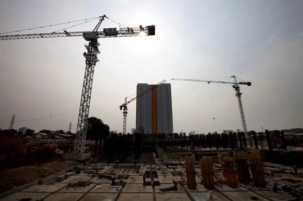 Indonesia- Vista general del solar de los apartamentos Green Pramuka en construcción en Yakarta