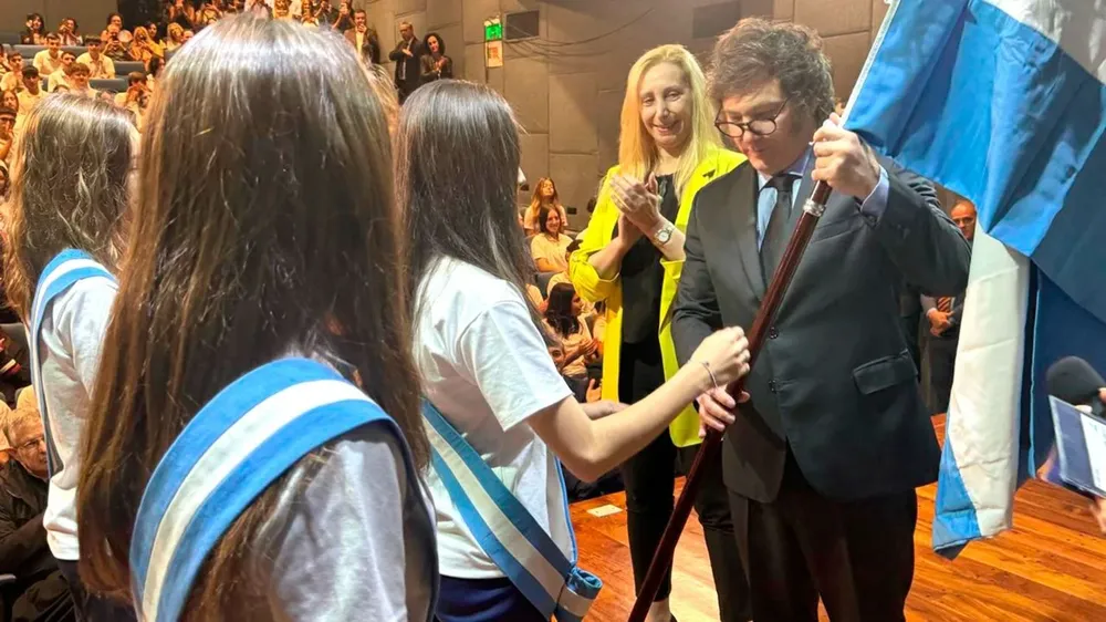 El presidente Javier Milei y su hermana la secretaria general de la Presidencia Karina Milei participaron del acto de inaguración del ciclo lectivo del colegio en el que estudiaron