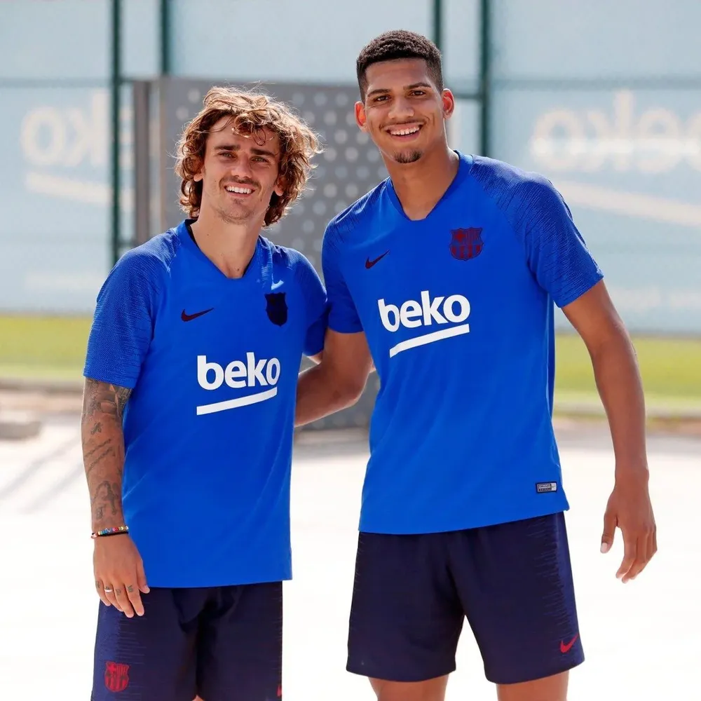 El uruguayo Ronald Araújo junto a Antoine Griezman, un nuevo compañero