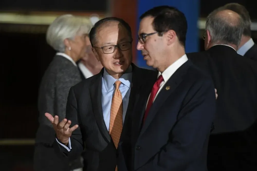 El secretario del Tesoro de EEUU, Steven Mnuchin (derecha) habla con el presidente del Banco Mundial, Jim Yong KIm luego de posar para la foto de familia del G20 de ministros de Economía.