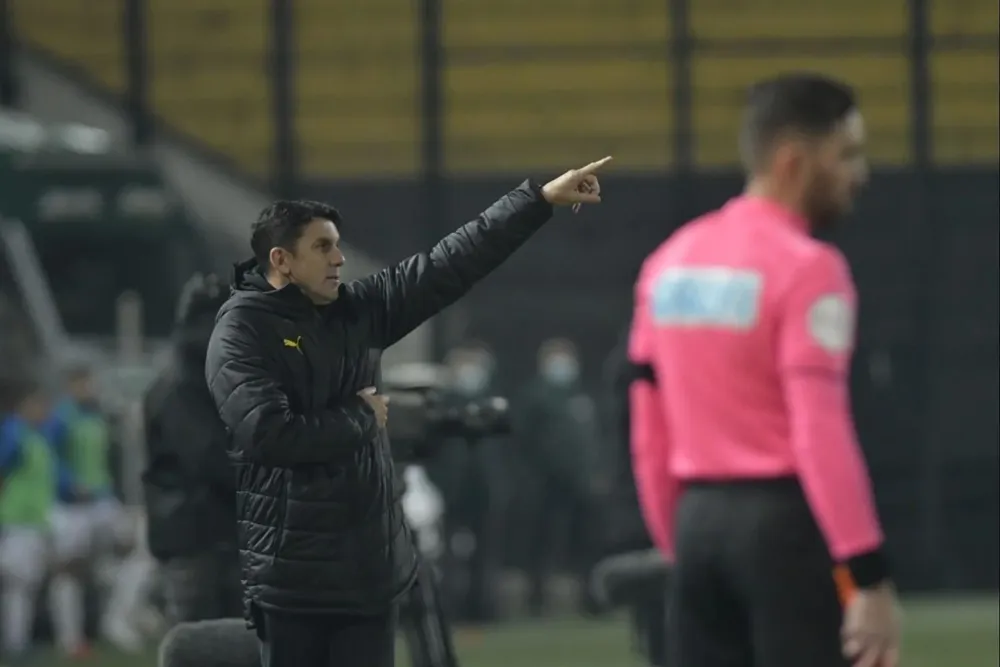 Larriera dando indicaciones ante City Torque