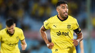 Maximiliano Olivera celebra su gol, que le dio la victoria a Peñarol contra Albion