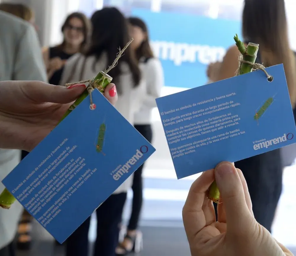 A los presentes en el evento les fue entregado un bambú, símbolo de la resistencia y la buena suerte