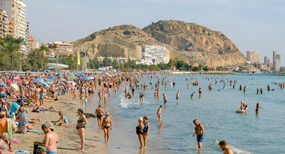 Turistas y locales disfrutan del calor en las playas de Alicante.