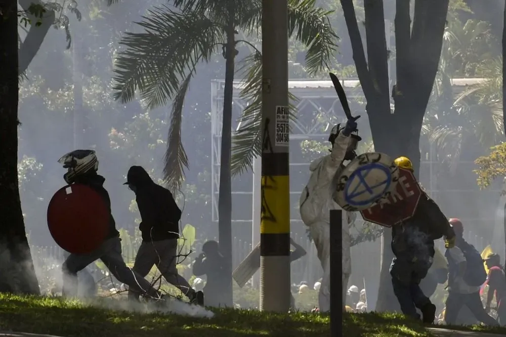 Manifestantes chocan con la policía durante una protesta contra el gobierno del presidente colombiano Iván Duque en Bogotá, este martes