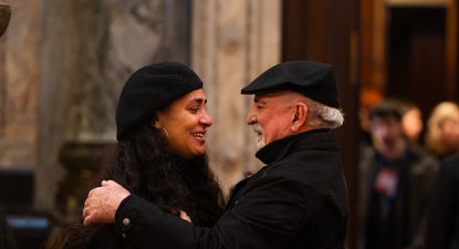 Julieta Rada y Mario Carrero en el velatorio de Ruben Rada en el Salón de los Pasos Perdidos del Palacio Legislativo