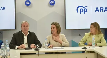 La secretaria general del PP, Cuca Gamarra, entre el presidente del Aragón, Jorge Azcón, y la vicesecretaria nacional de Igualdad y Conciliación, Ana Alós, este jueves durante una reunión del Comité de Dirección autonómico