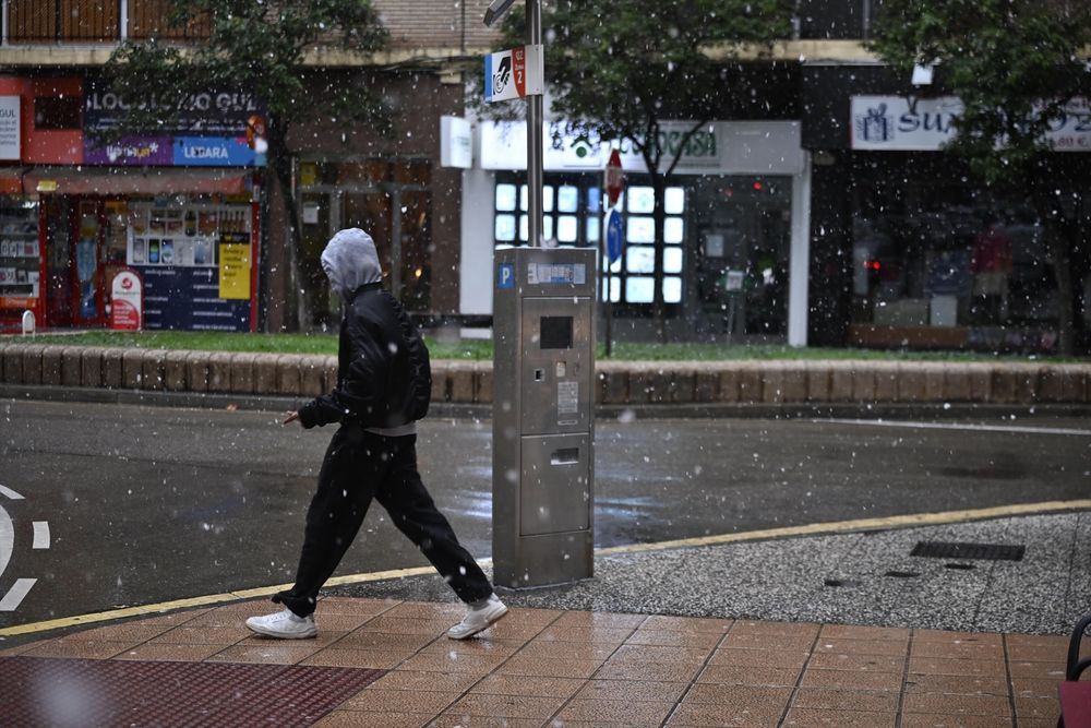 EuropaPress_5701232_persona_camina_calle_nieve_19_enero_2024_zaragoza_aragon_espana_aemet