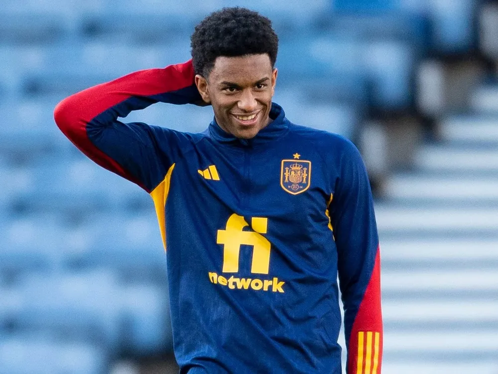 Alejandro Balde abandona la concentración.