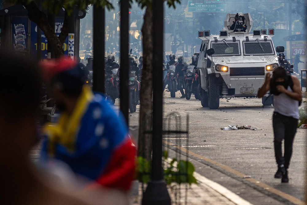 Represión policial en una protesta en Caracas tras las elecciones de 2024