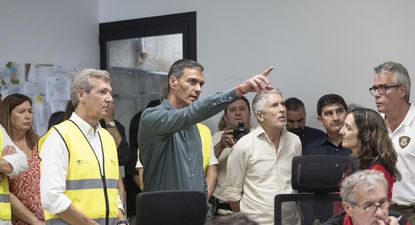 Frente a las críticas por la inacción durante los incendios, Pedro Sánchez propone un gran pacto de Estado