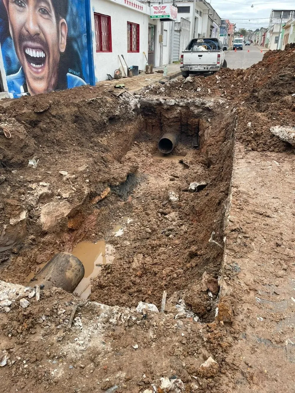 El caño se rompió frente al mural del Loco Abreu, a dos cuadras de la intendencia