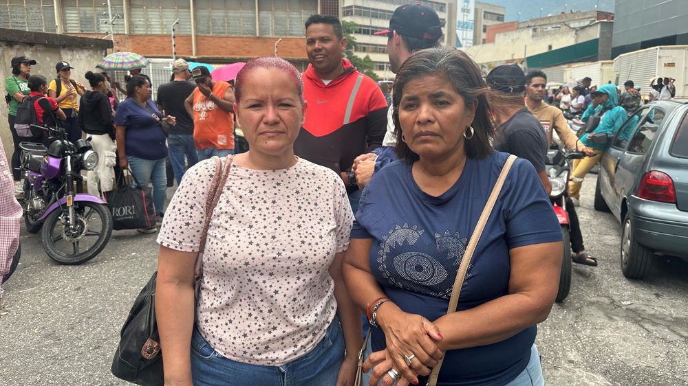 Jenny Merentes y Coralia García en las afueras de Zona 7, un centro de detención en el este de Caracas.