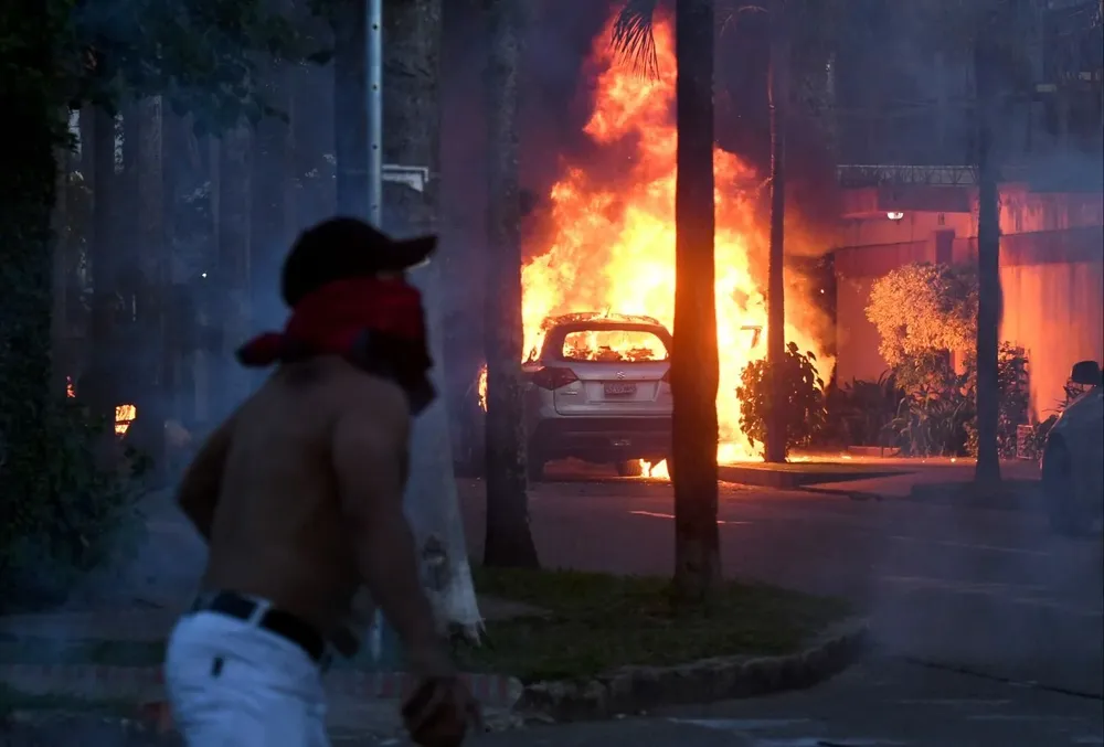 Los partidarios del gobernador cruceño intentaron tomar el Comando Departamental de la Policía pero fueron repelidos con gases lacrimógenos