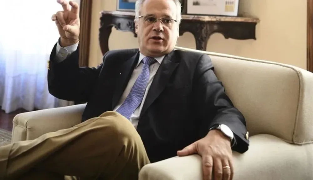 El embajador francés en Níger, Sylvain Itte finalmente abandonó el país.