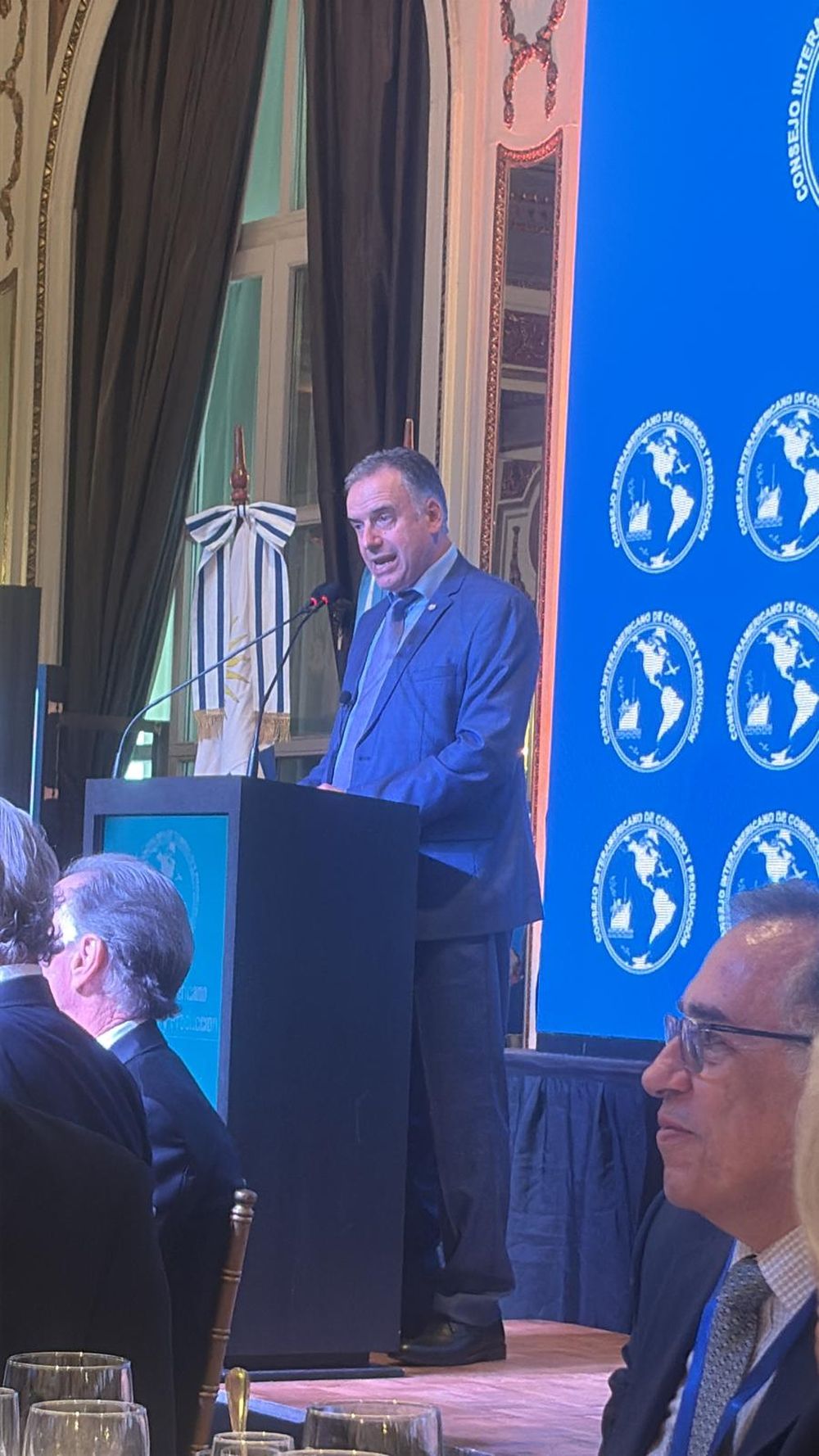 Yamandú Orsi en el evento de Consejo Interamericano de Comercio y Producción en Buenos Aires