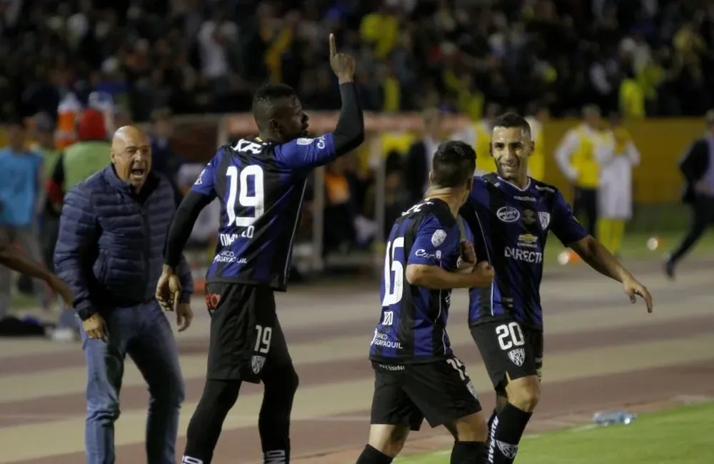 El festejo de José Angulo con los uruguayos Pichón Núñez (20) y el ayudante de campo Oscar Quagliata