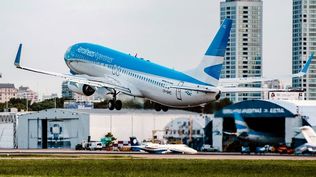 Aerolíneas Argentinas: privilegios, ajuste financiero y tensión gremial, ¿qué hacer con la aerolínea de bandera?