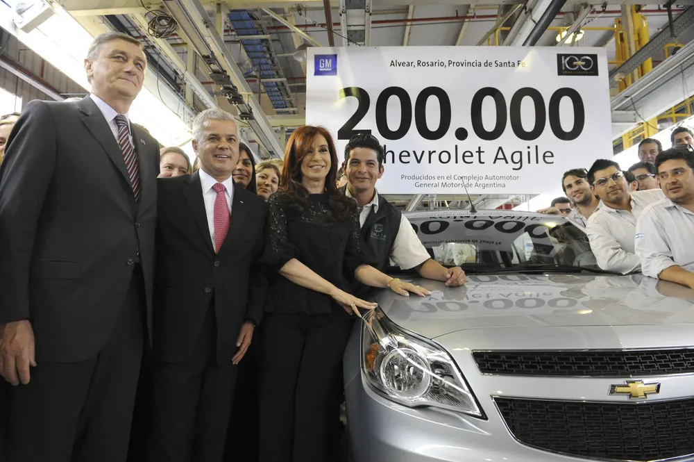 La aplicación de un impuesto a la importación de autos es una medida a estudio para frenar salida de dólares