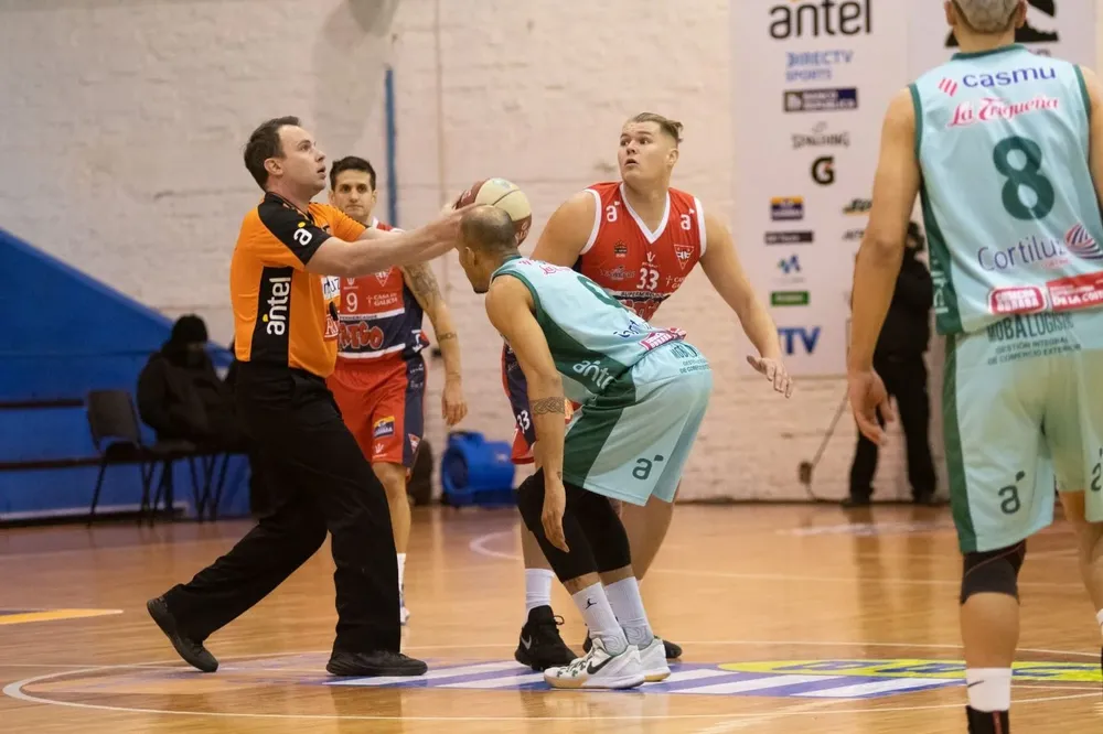 Zygimantas Riauka en el salto inicial