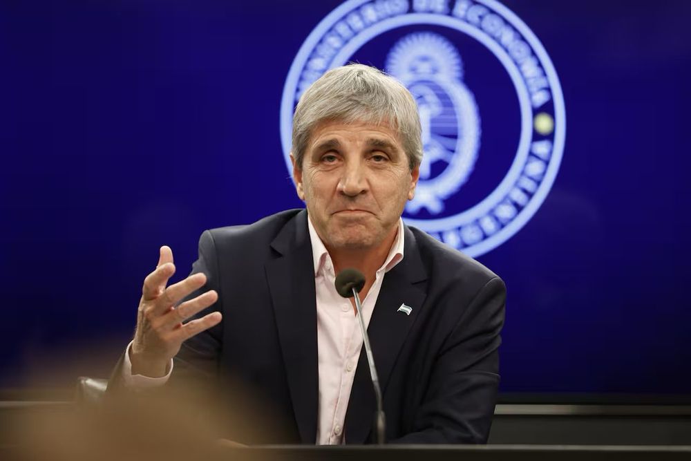 Una calificadora advirtió sobre los riesgos de uno de los objetivos de Luis Caputo.